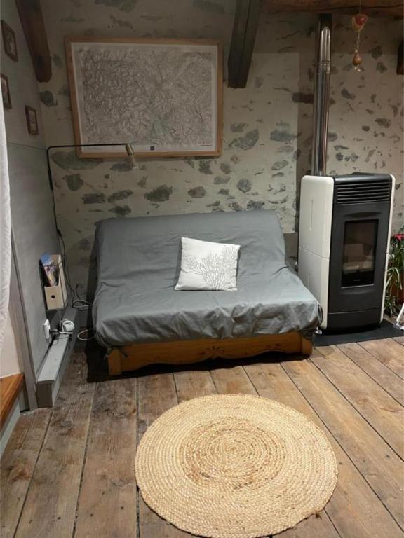 - une chambre avec un lit, une télévision et un tapis dans l&#39;établissement Appartement dans une maison de pays, à Briançon