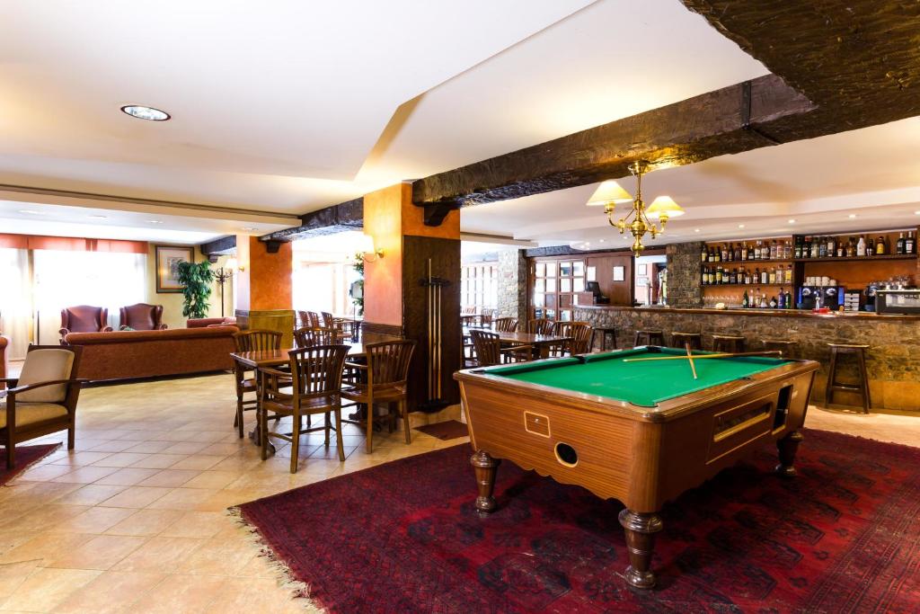 Biliár nebo kulečník v ubytování Hotel Himàlaia Soldeu