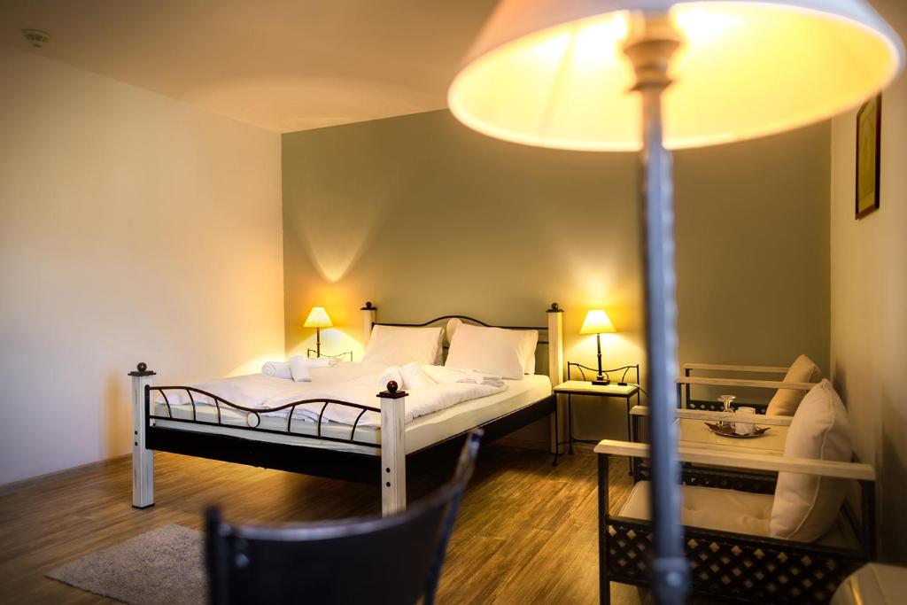 Postel nebo postele na pokoji v ubytování Wellness hotel Lihovar