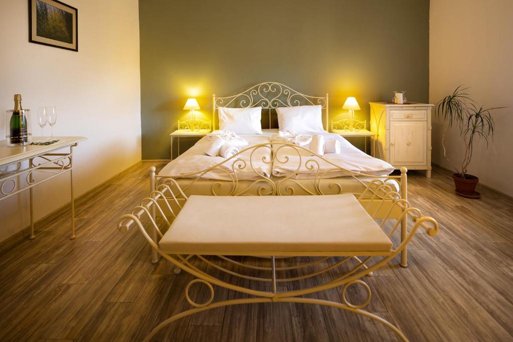 Postel nebo postele na pokoji v ubytování Wellness hotel Lihovar
