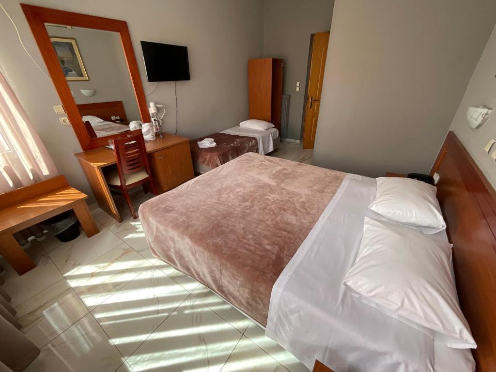 Postel nebo postele na pokoji v ubytování Piraeus Acropole Hotel