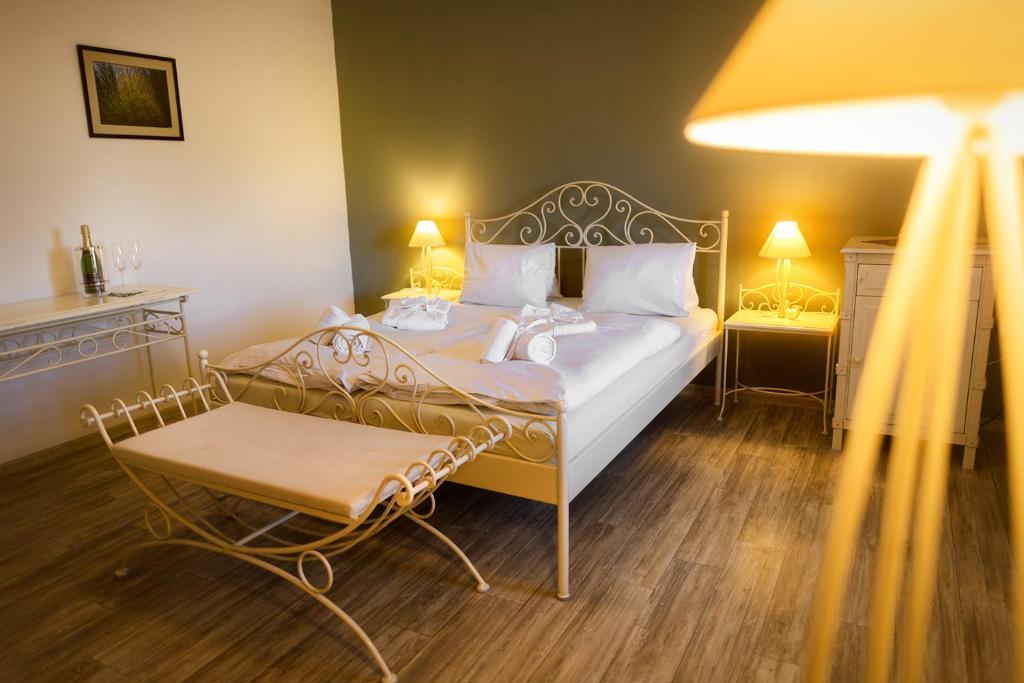 Postel nebo postele na pokoji v ubytování Wellness hotel Lihovar