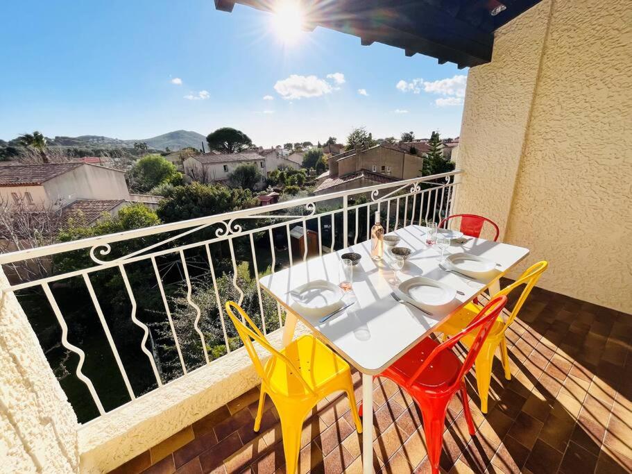 une table et des chaises sur un balcon avec vue dans l'établissement Cosy Appartement, Proche mer, à Saint-Cyr-sur-Mer