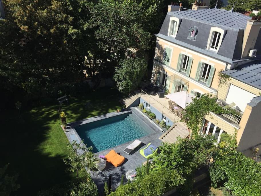 uma vista superior de uma piscina em frente a uma casa em Demeure de prestige au cœur de Rueil-Malmaison em Rueil-Malmaison