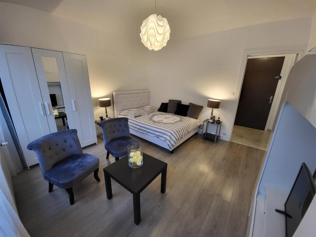 una camera da letto con un letto, due sedie e un tavolo di Annecy Dream Appart ad Annecy