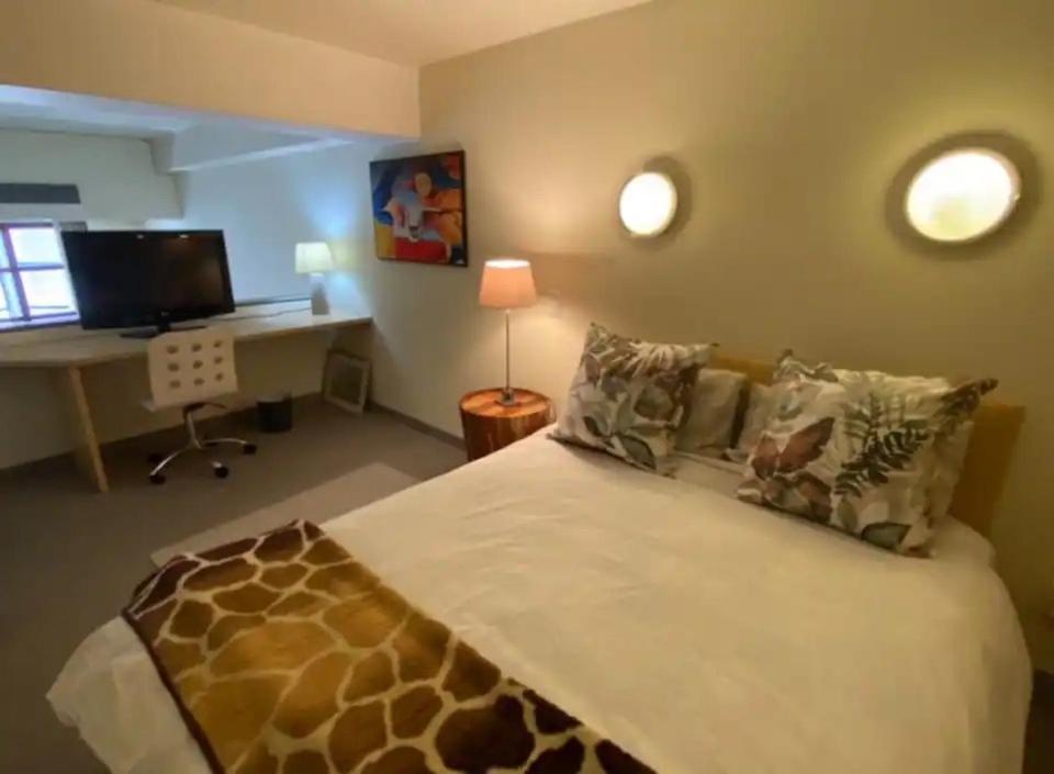 Un pat sau paturi într-o cameră la Art Deco Loft, CBD, No Black Outs!