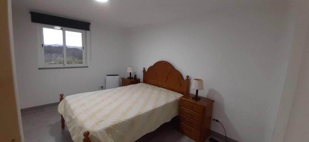 - une chambre avec un lit et une fenêtre dans l'établissement Casa da Catraia - Remodelação recente nos quartos, à Póvoa de Midões