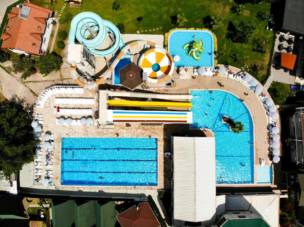 an overhead view of a swimming pool with a resort at Sapanca Aqua Wellness Spa Hotel in Sapanca