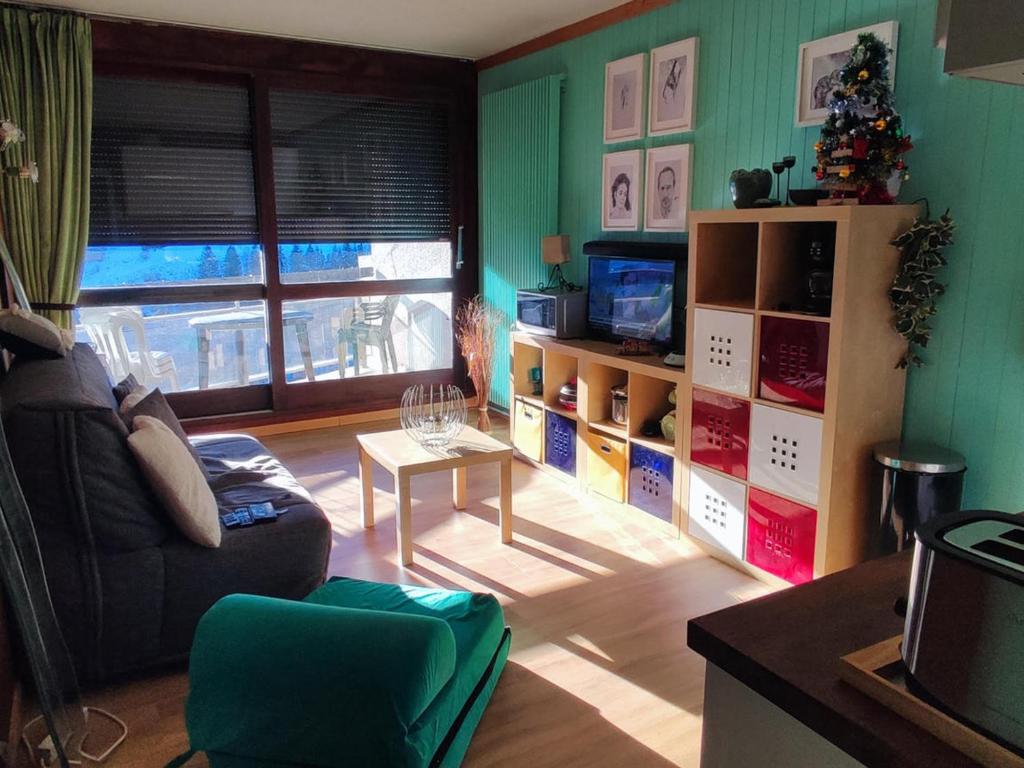 un salon avec un canapé et une télévision dans l'établissement 2 Pièces 6 Pers, Pied des Pistes, Balcon Sud - FR-1-689-129, à Villard-de-Lans