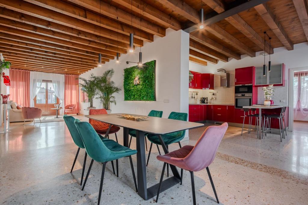 - une cuisine et une salle à manger avec une table et des chaises dans l'établissement Villa Venice Carnival - Wellness, à Mira