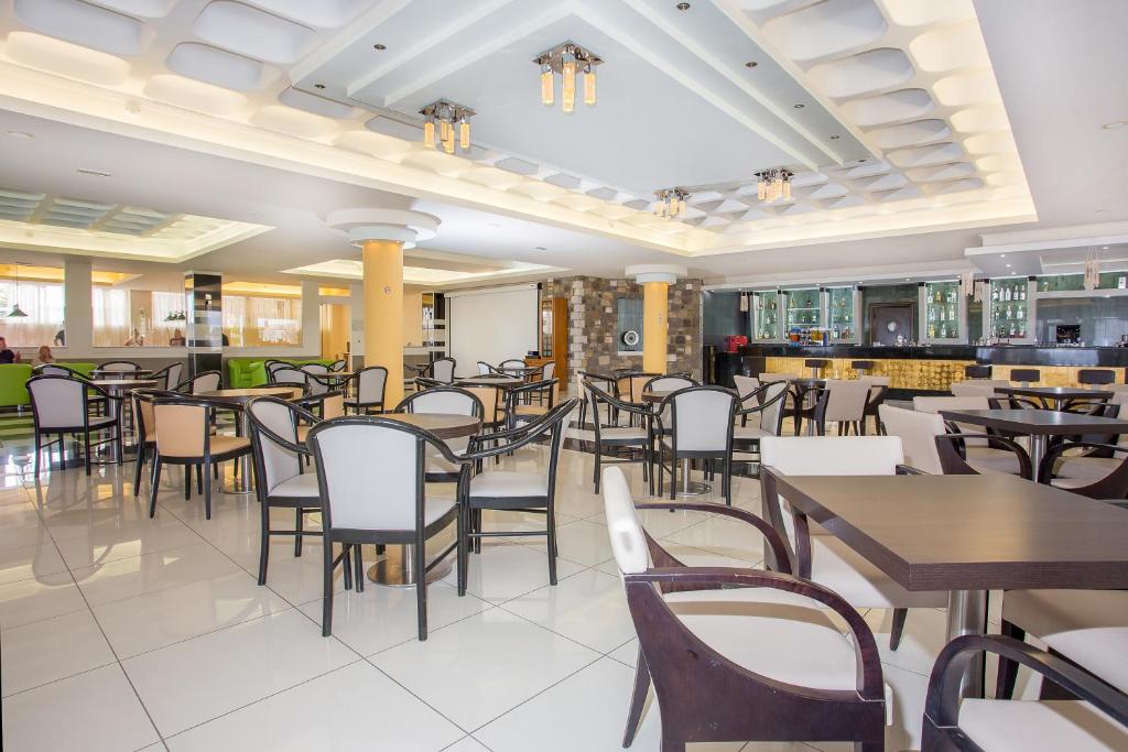 Restauracja lub miejsce do jedzenia w obiekcie Kouros Palace