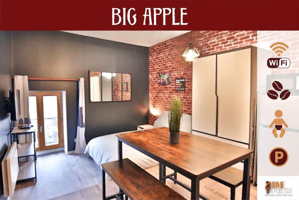een slaapkamer met een bed en een eettafel bij Big Apple - Studio paisible - parking gratuit - 2 personnes in Auxerre