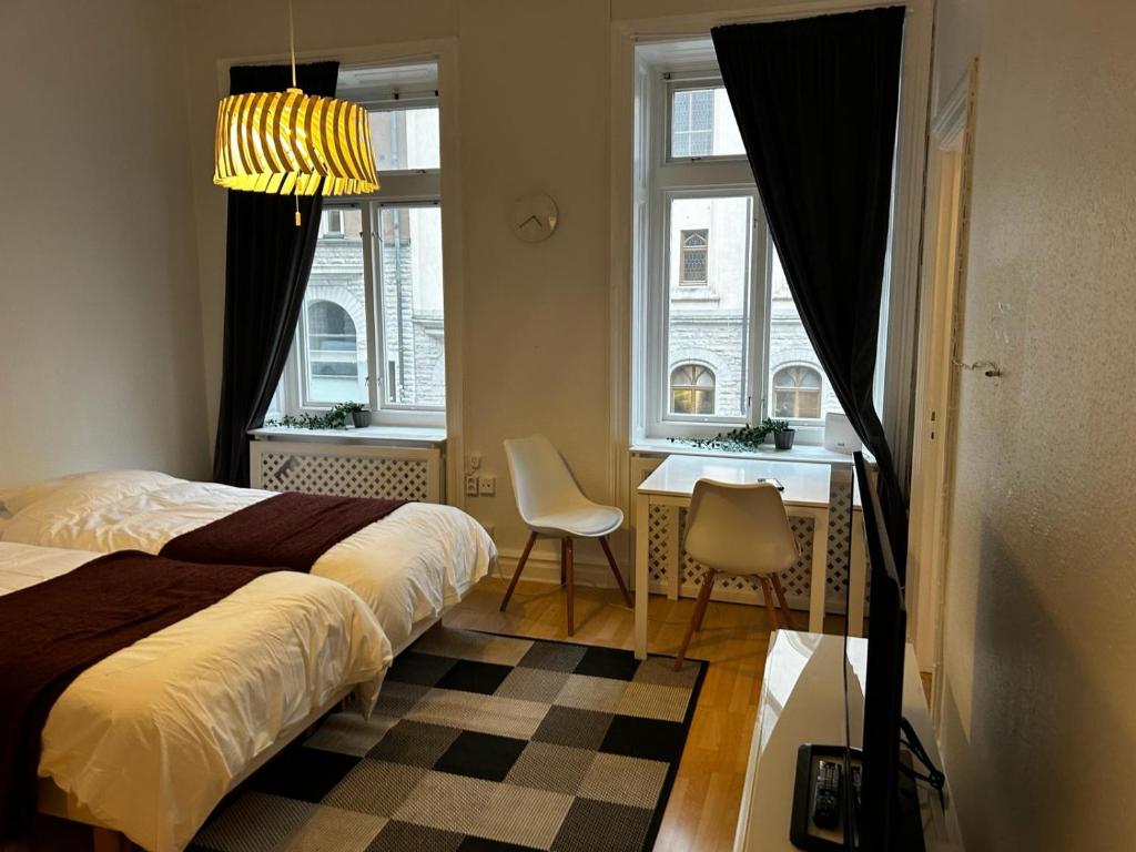 ストックホルムにあるMetropolitan Haven in Stockholm City! 911のベッドと机と2つの窓がある寝室