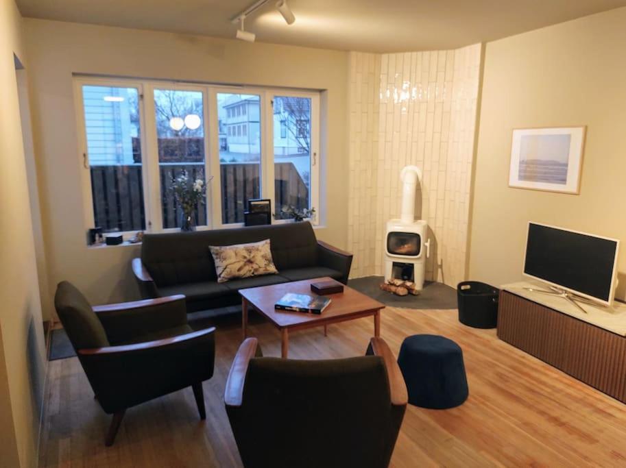 sala de estar con sofá y mesa en Sjarmerende, sentrumsnær leilighet en Stavanger