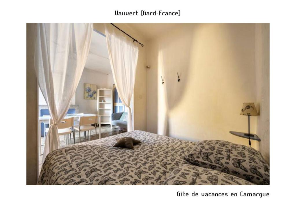 un gato acostado en una cama en un dormitorio en Gîte de vacances en Camargue ☆☆NN, en Vauvert