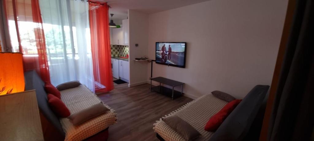 un salon avec deux chaises et une télévision dans l'établissement Appartement au CAP D'AGDE, au Cap d'Agde
