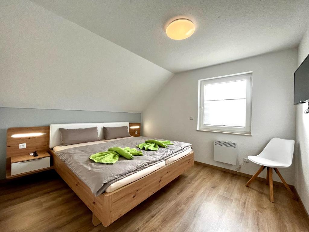 Postel nebo postele na pokoji v ubytování Ferienhaus Leni Bettwäsche Handtücher inkl