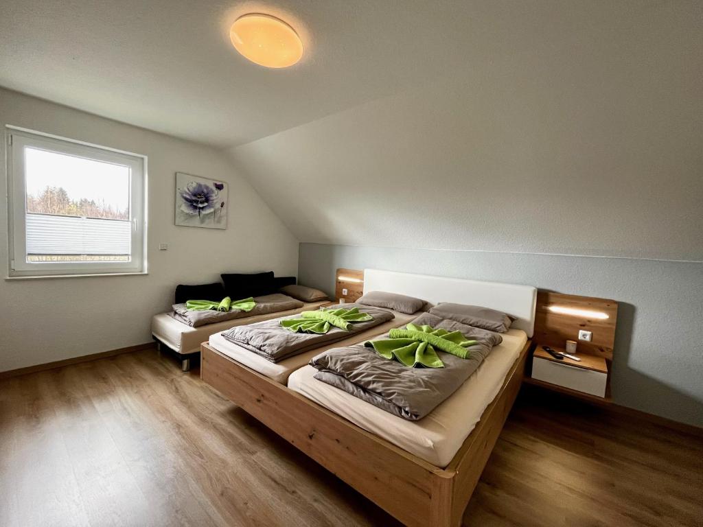 Postel nebo postele na pokoji v ubytování Ferienhaus Leni Bettwäsche Handtücher inkl
