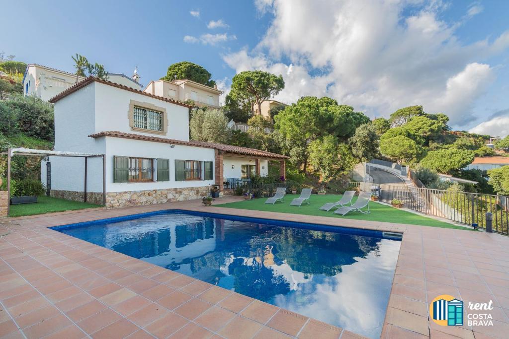 uma villa com piscina em frente a uma casa em Villa Inge em Platja d'Aro