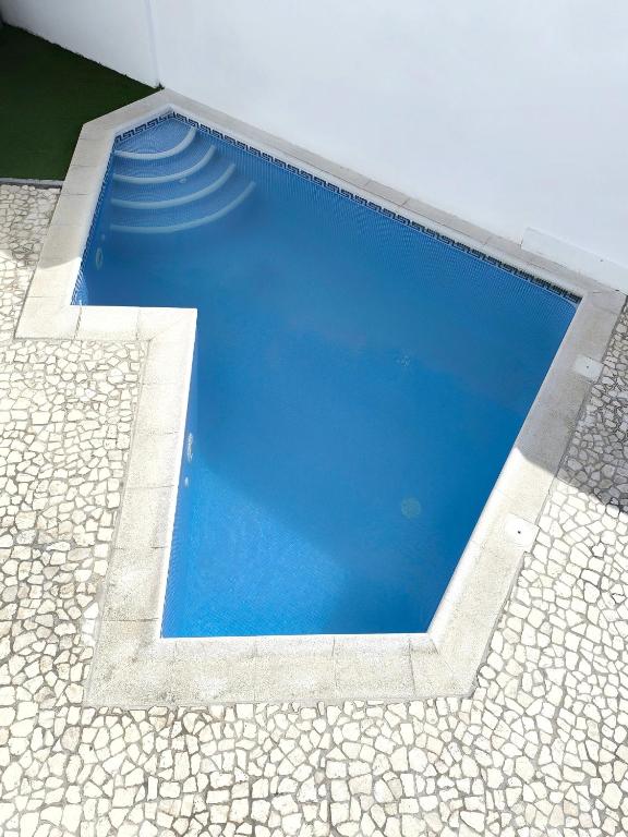 Bazén v ubytovaní BEAUTIFUL VILLA - 4 bedrooms, heated pool, fibre net, 2 priv car park places, tv channels alebo v jeho blízkosti