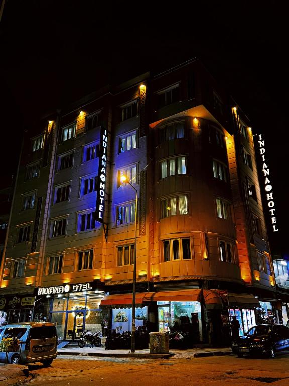 un edificio con una luz azul en el costado en inDİANA HOTEL, en Van