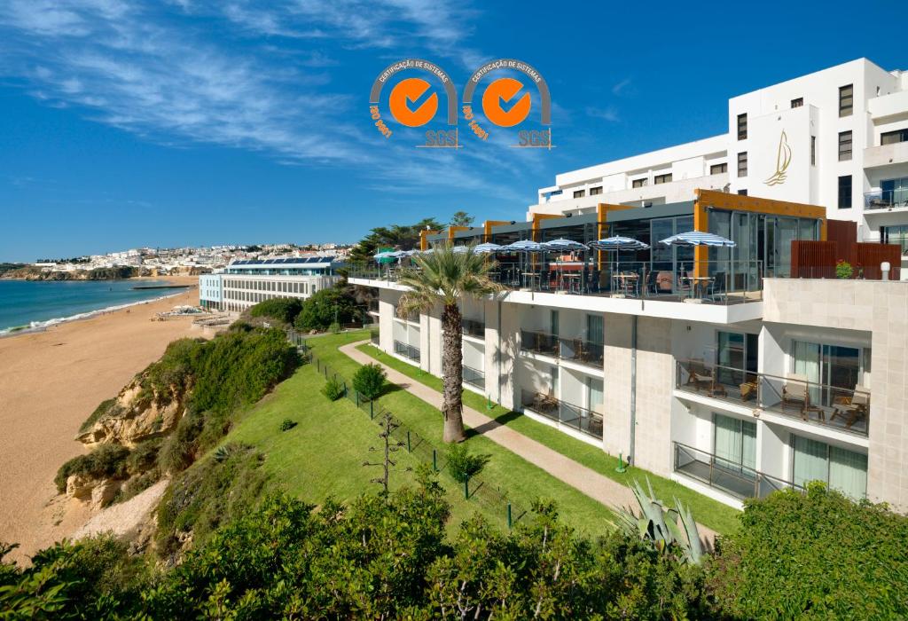 uma imagem de um edifício junto à praia em Alisios em Albufeira