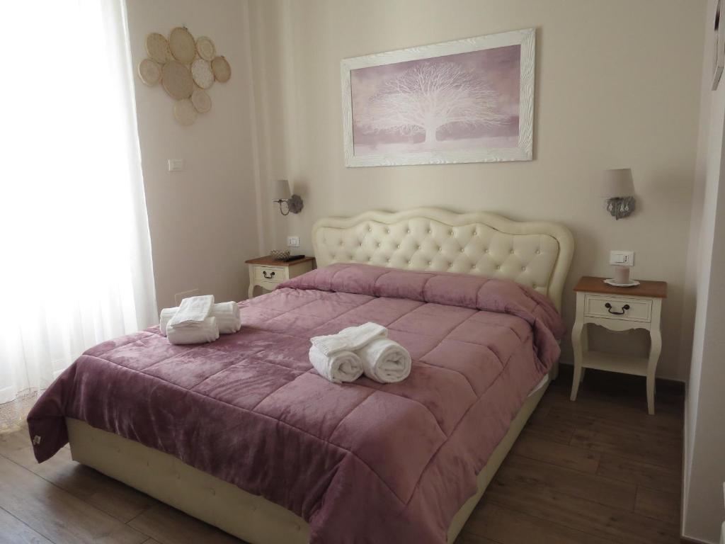 een slaapkamer met een bed met handdoeken erop bij Diamantea in Monopoli