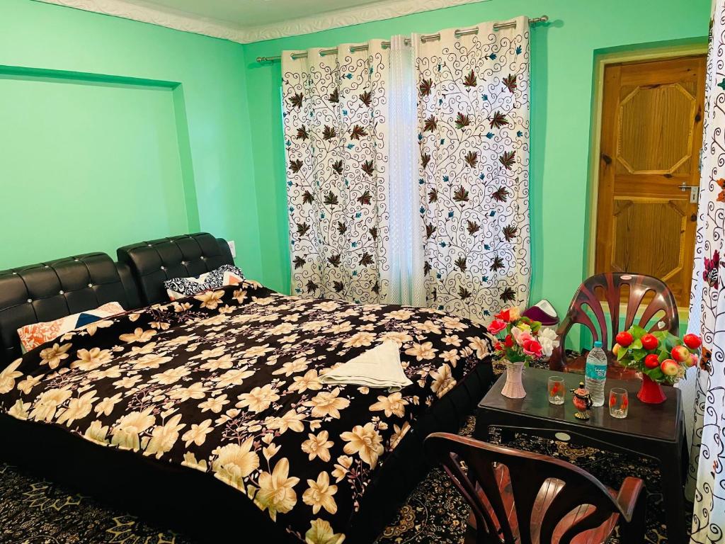 um quarto com uma cama, uma mesa e uma janela em Fab Ocean Guest House em Tangmarg