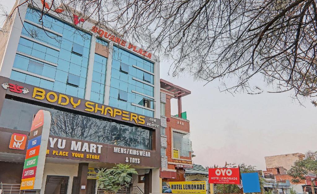 un edificio con un letrero que dice afiladores corporales en él en Super Collection O Oyo Townhouse Lemonade Shyam Nagar, en Juhi Bari
