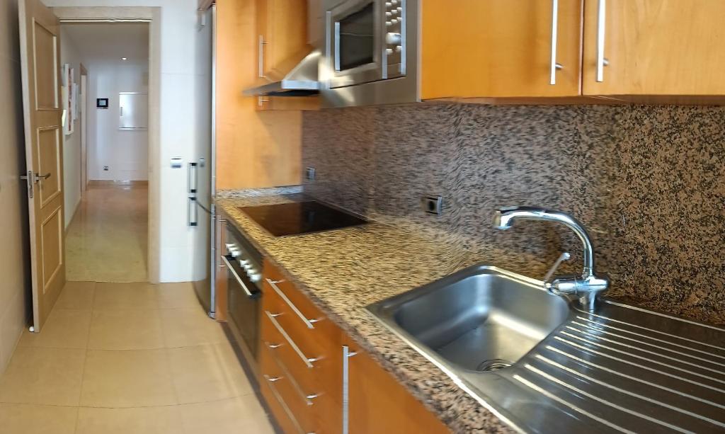 A kitchen or kitchenette at Lovely apartment with pool & sea views - Marina Del Castillo 2129