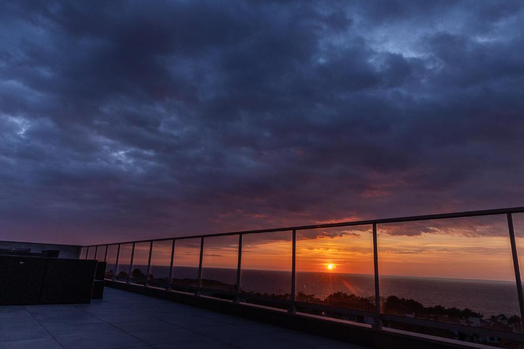 O pôr ou nascer do sol visto do cama e café (B&B) ou dos arredores