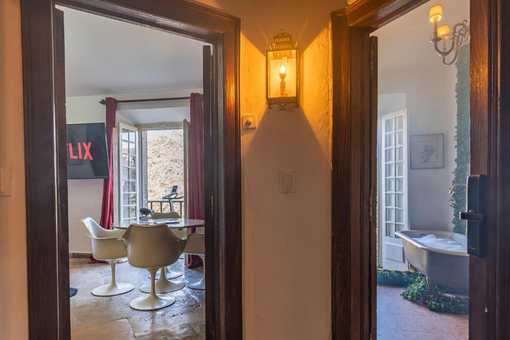 Sintra WOW - Unique double Smart Room in 17th century Palace! Hot tub, Snooker, BBQ, PS5, Sauna, Gym - Resim 7