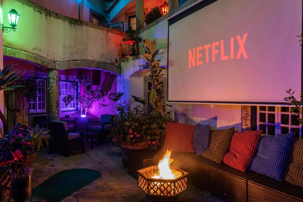 Sintra WOW - Unique double Smart Room in 17th century Palace! Hot tub, Snooker, BBQ, PS5, Sauna, Gym - Resim 11