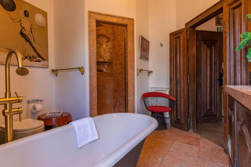 Sintra WOW - Unique double Smart Room in 17th century Palace! Hot tub, Snooker, BBQ, PS5, Sauna, Gym - Resim 12