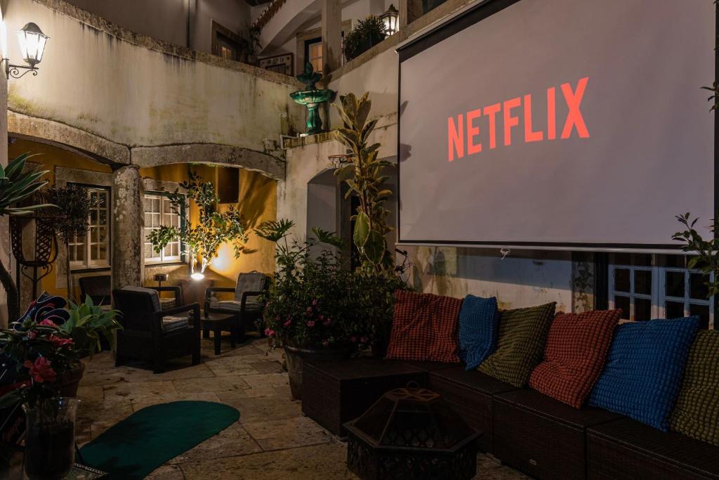 Sintra WOW - Unique double Smart Room in 17th century Palace! Hot tub, Snooker, BBQ, PS5, Sauna, Gym - Resim 19