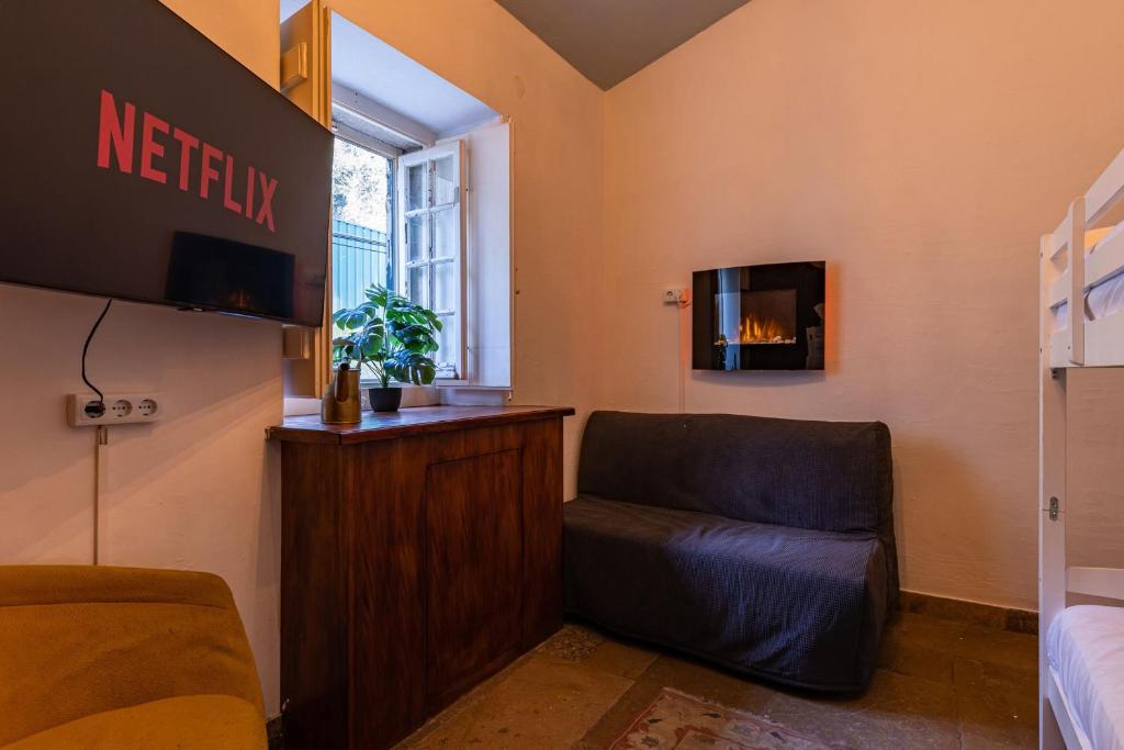 Sintra WOW - Unique double Smart Room in 17th century Palace! Hot tub, Snooker, BBQ, PS5, Sauna, Gym - Resim 20