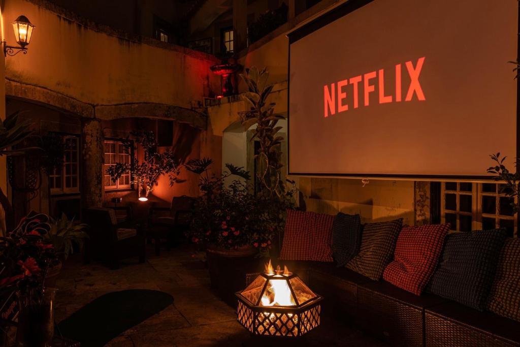 Sintra WOW - Unique double Smart Room in 17th century Palace! Hot tub, Snooker, BBQ, PS5, Sauna, Gym - Resim 23