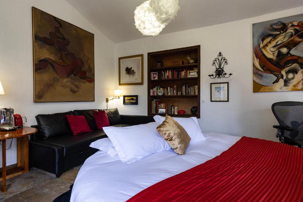 Sintra WOW - Unique double Smart Room in 17th century Palace! Hot tub, Snooker, BBQ, PS5, Sauna, Gym - Resim 26