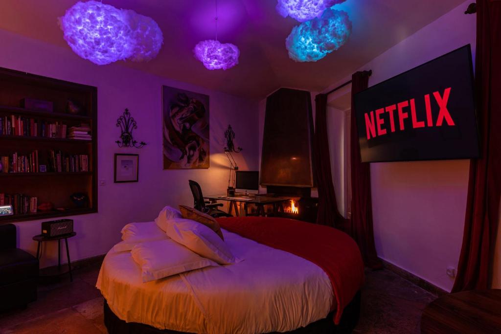 Sintra WOW - Unique double Smart Room in 17th century Palace! Hot tub, Snooker, BBQ, PS5, Sauna, Gym - Resim 30