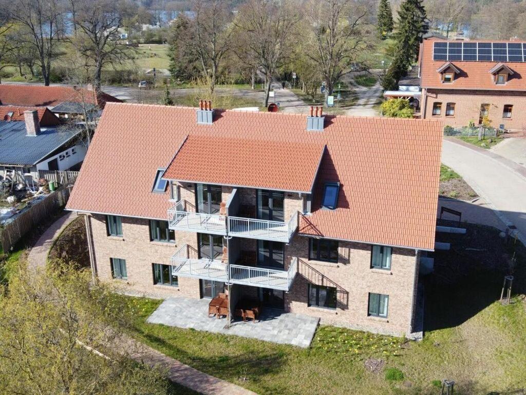 uma vista aérea de uma casa com um telhado laranja em Large Haussee Modern retreat em Amtshof