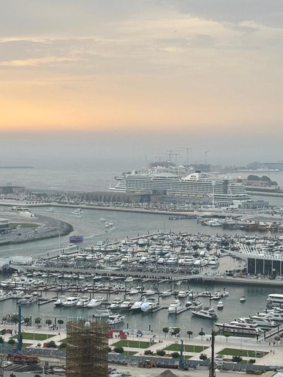 - une vue aérienne sur un port avec des bateaux dans l'eau dans l'établissement Sea View 1BR apartment - Marina Pinnacle, à Dubaï