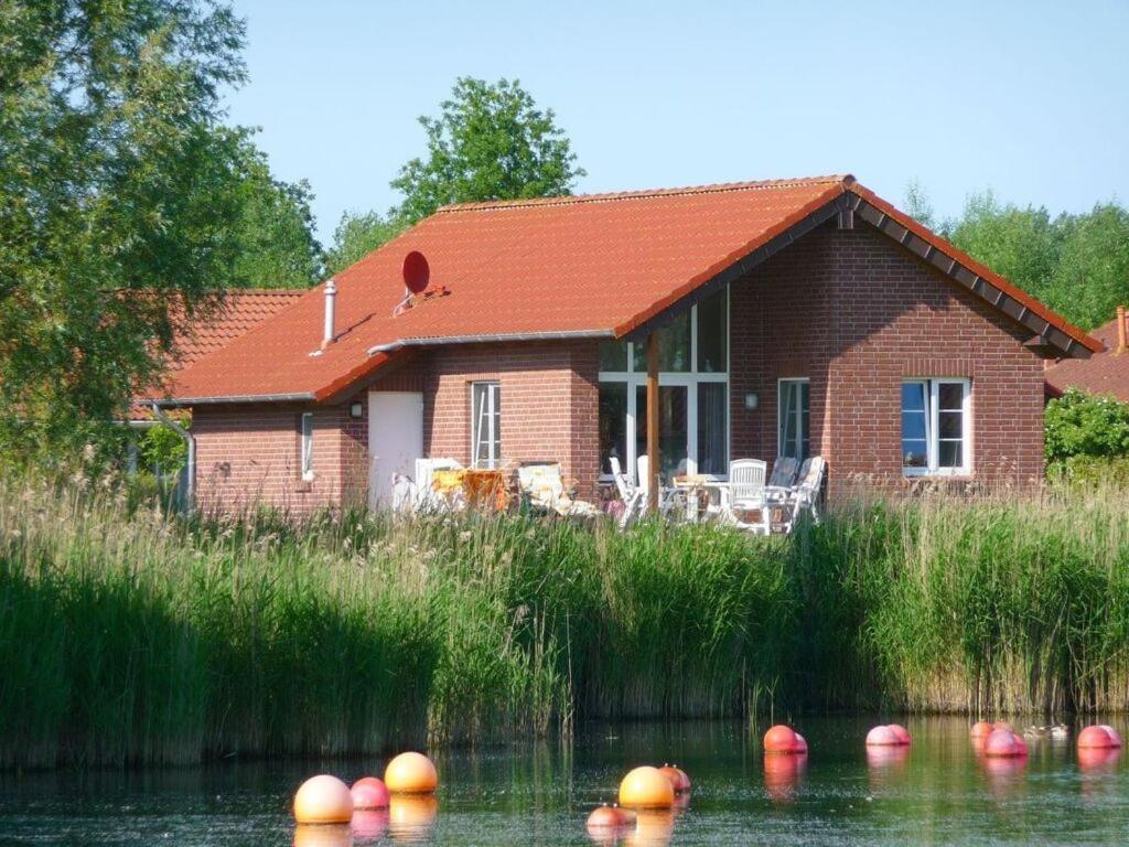 een huis op het water met kleurrijke ballen in het water bij Starfish Modern Retreat in Otterndorf