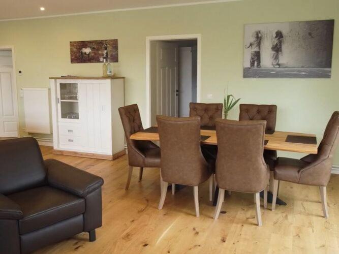 - une salle à manger avec une table et des chaises dans l'établissement Nice apartment in Klein Upahl, à Klein Upahl