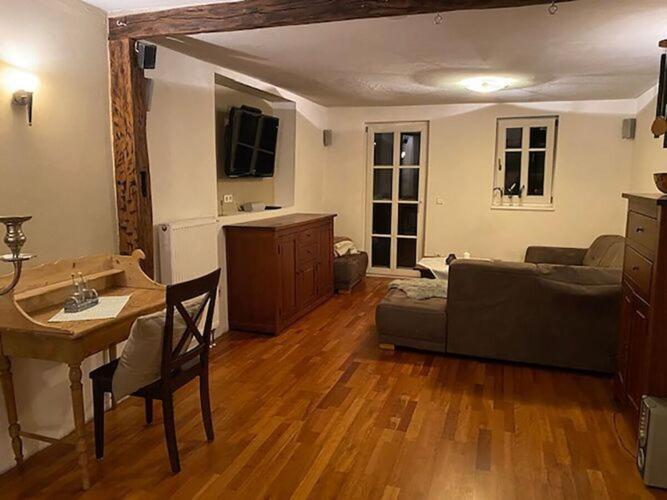 ein Wohnzimmer mit einem Sofa und einem Tisch in der Unterkunft Holiday home in St Martin in Sankt Martin