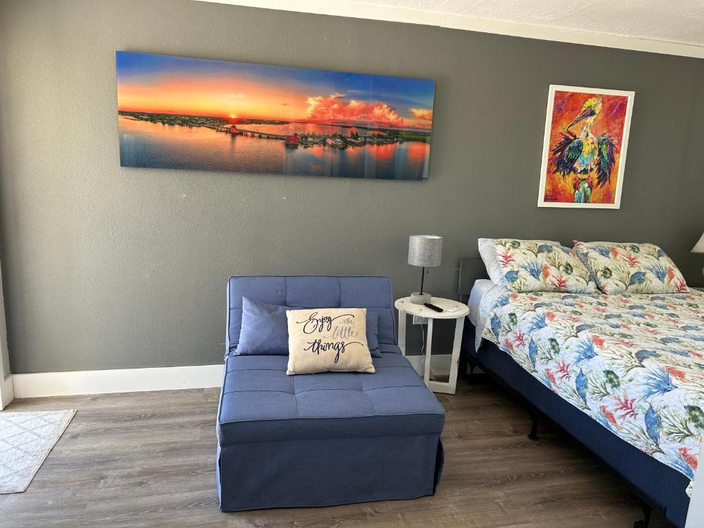 Postel nebo postele na pokoji v ubytování Angler's Inn