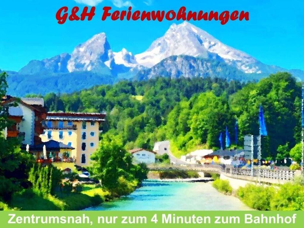 Vistas a una ciudad con una montaña en el fondo en Apartment Untersberg en Berchtesgaden