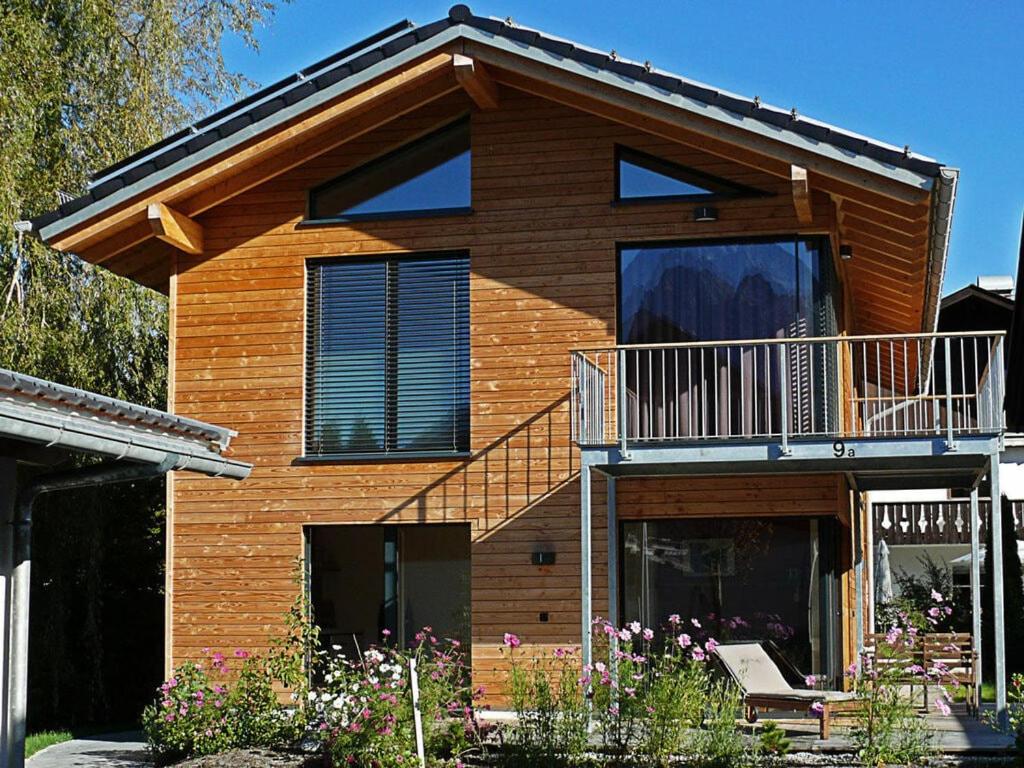 Cette maison dispose d'une terrasse et d'un balcon. dans l'établissement Moonwood Modern Retreat, à Garmisch-Partenkirchen