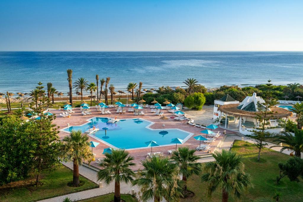 - une vue aérienne sur un complexe avec une piscine et l'océan dans l'établissement Vincci Helya Beach, à Monastir