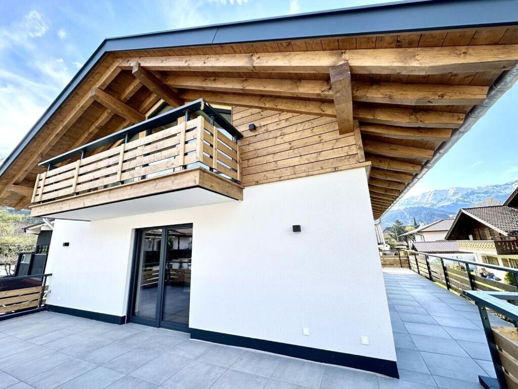加爾米施－帕騰基興的住宿－Griabig Lodge Modern retreat，一座带木屋顶阳台的建筑