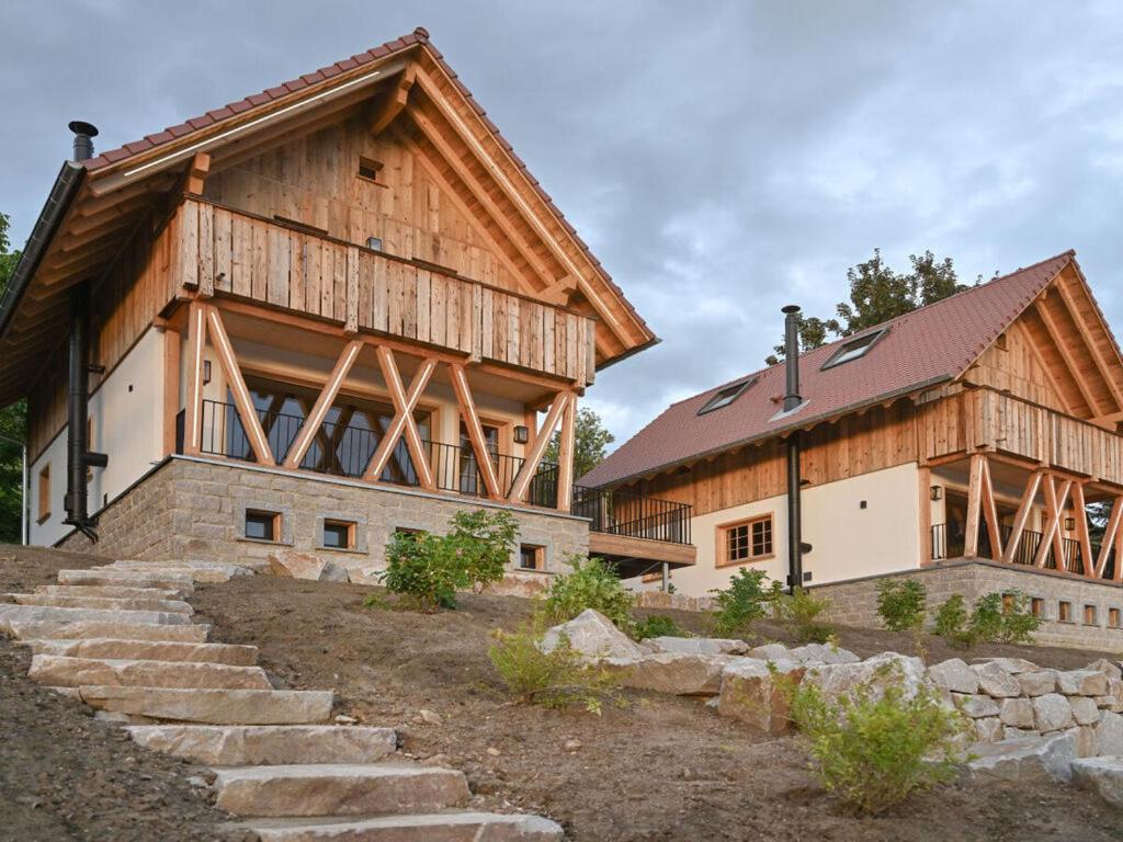 una gran casa de madera con escaleras delante en Grandma Ludwin 2 Modern retreat, en Sasbachwalden